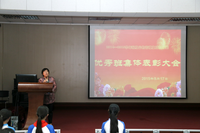 我校召开2014~2015学年班级财产管理与垃圾分类管理优秀班集体表彰大会