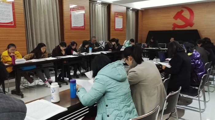 初二年级召开期中考试分析会