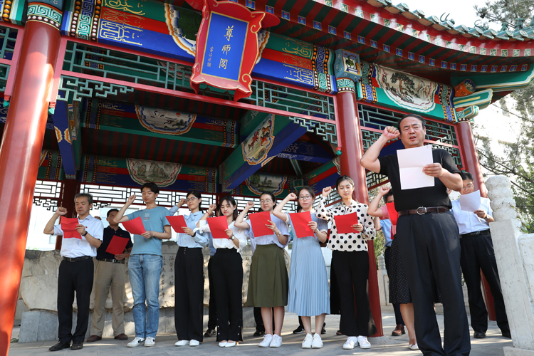 莫惜金缕衣，但求光无际——2019年入职新教师入职宣誓仪式