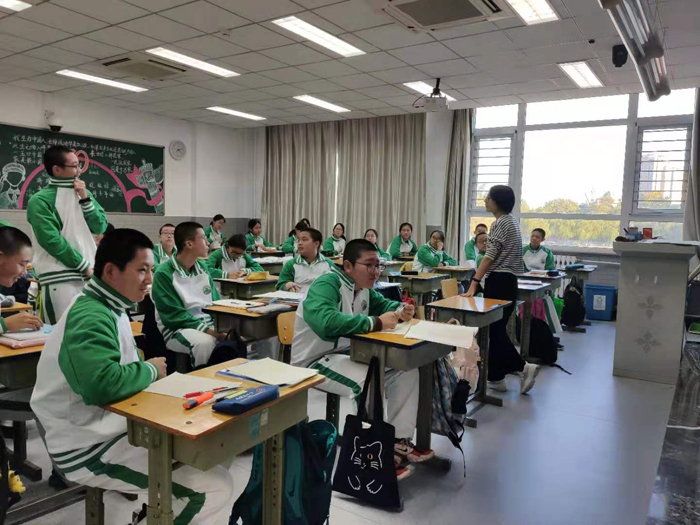 以科学指导点燃火炬——记北京市第二十中学高一年级研究性学习指导课的顺利开展