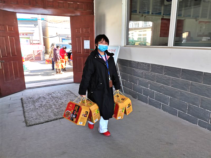 北京市第二十中学高一刘雨萱同学积极参与社区防疫工作