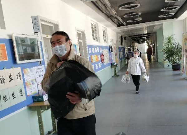 高三开学倒计时,党员老师“搬书忙”