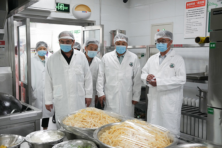 食堂“焕新”在行动：开学首日督细节，筑牢师生饮食安全屏障