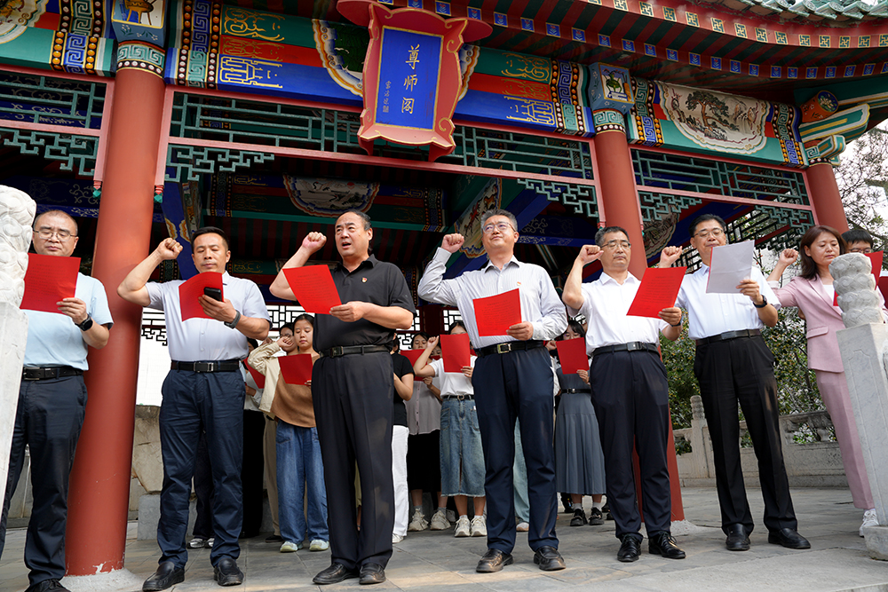 薪火相传担使命 誓言铿锵启新程——北京市第二十中学举行2025年新教师入职宣誓仪式