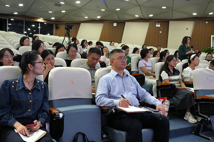 聚焦突发应对与干部培养：班主任核心能力进阶之路——2025年9月18日学校班主任例会