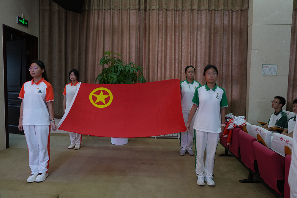 五彩青春心向党 二十脊梁勇担当——2024-2025学年第二学期团员入团仪式