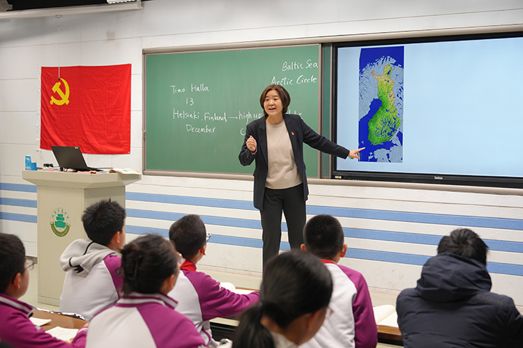 党建引领强课堂，技术赋能育素养——初一党支部开展党员示范课