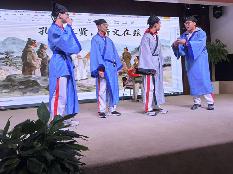 “诵读传统经典，弘扬民族文化”——高二年级青春脊梁诵读会圆满举办