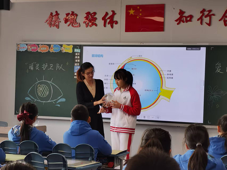 “睛”灵护卫队走进育鹰小学，共筑爱眼护眼光明未来