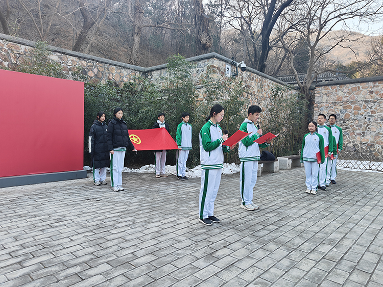 赓续香山红色血脉，铸就五彩青春脊梁——2025级业余党校学员赴香山开展实践课程活动