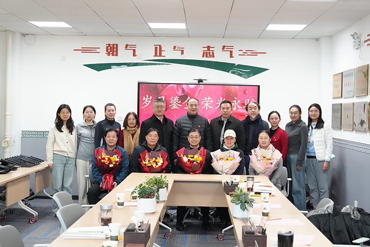 岁月鎏金育桃李，薪火相传续荣光——我校隆重举行荣休教师欢送会