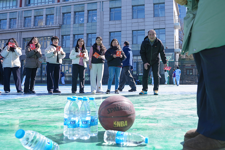 巾帼风采耀赛场，趣味运动庆佳节——我校举行庆祝“三八”国际劳动妇女节篮球嘉年华活动