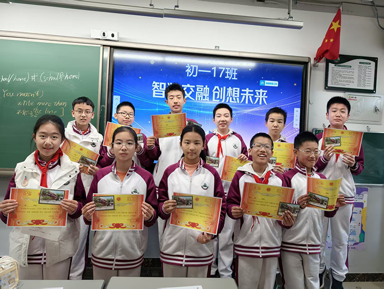 智数交融创想未来，趣味闯关点亮校园——初中部数学节游园会活动