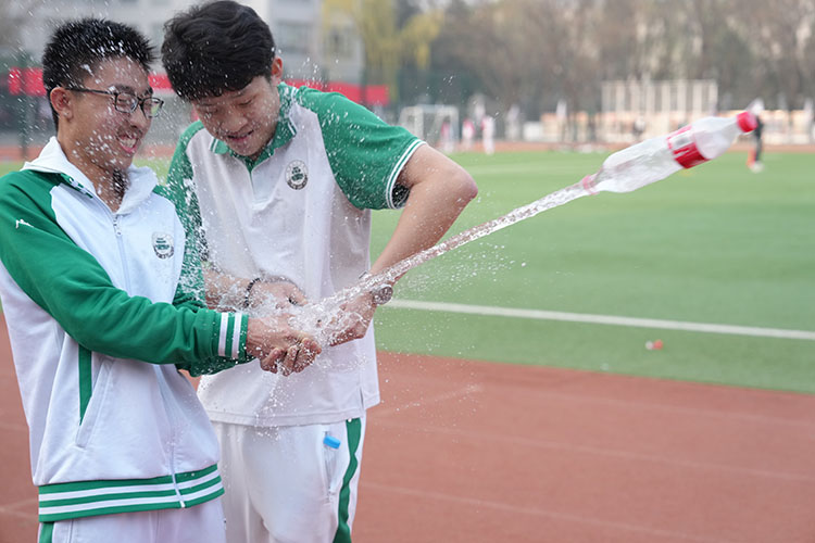 理论践于行，科学筑梦想——高一年级启承班自制火箭发射实践活动圆满举行