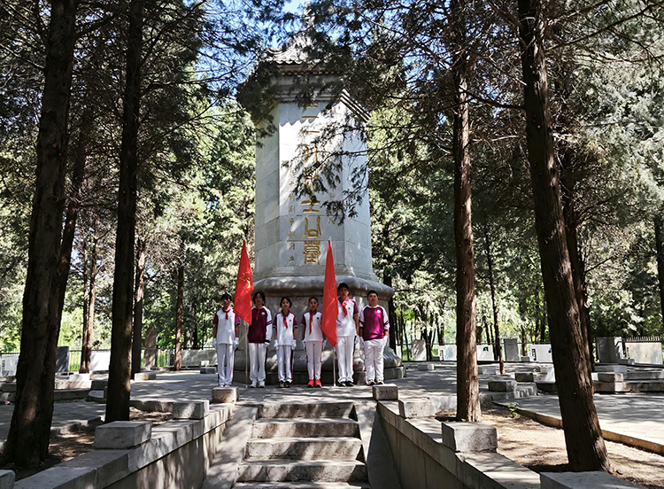 图片4第一组 站岗全景.jpg