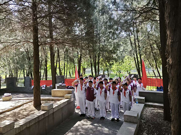 图片6少先队集体敬礼.jpg