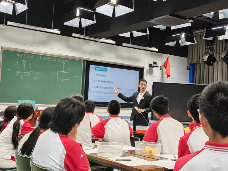制作简易活塞式抽水机——初中物理教研室开展跨学科研究课