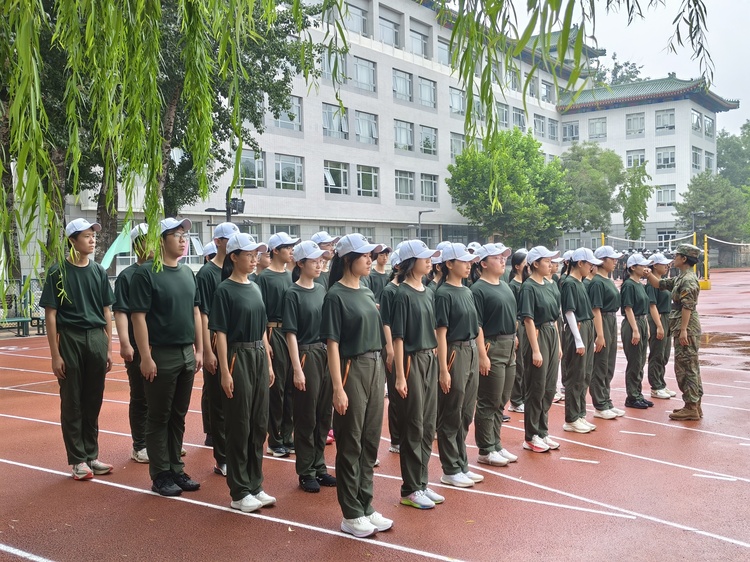 以汗水致青春，以纪律铸未来——2026级高一新生军训