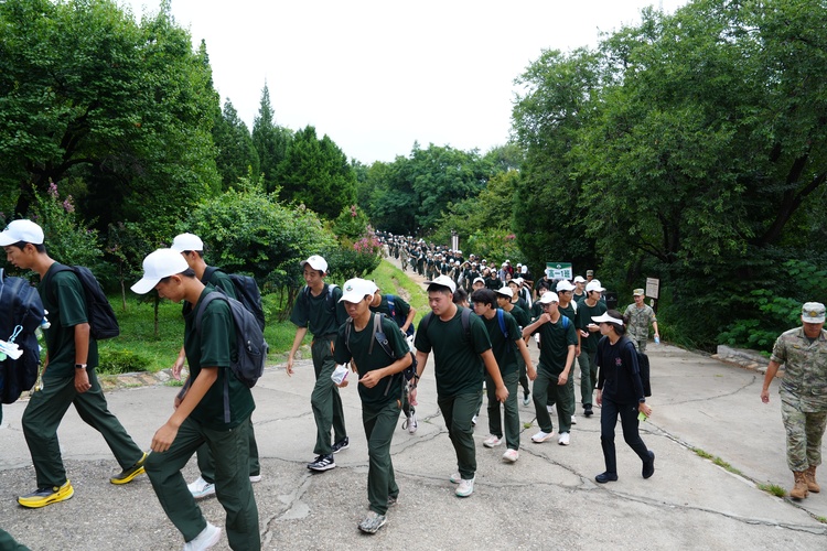 步履砺青春 团结赴山海——2026级高一新生军训之西山拉练