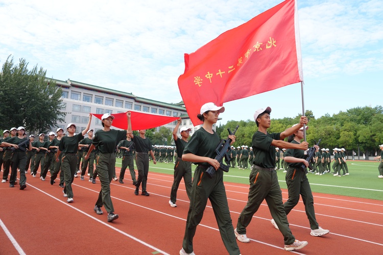迷彩淬锋芒 青春启新程——2026级高一军训圆满闭营